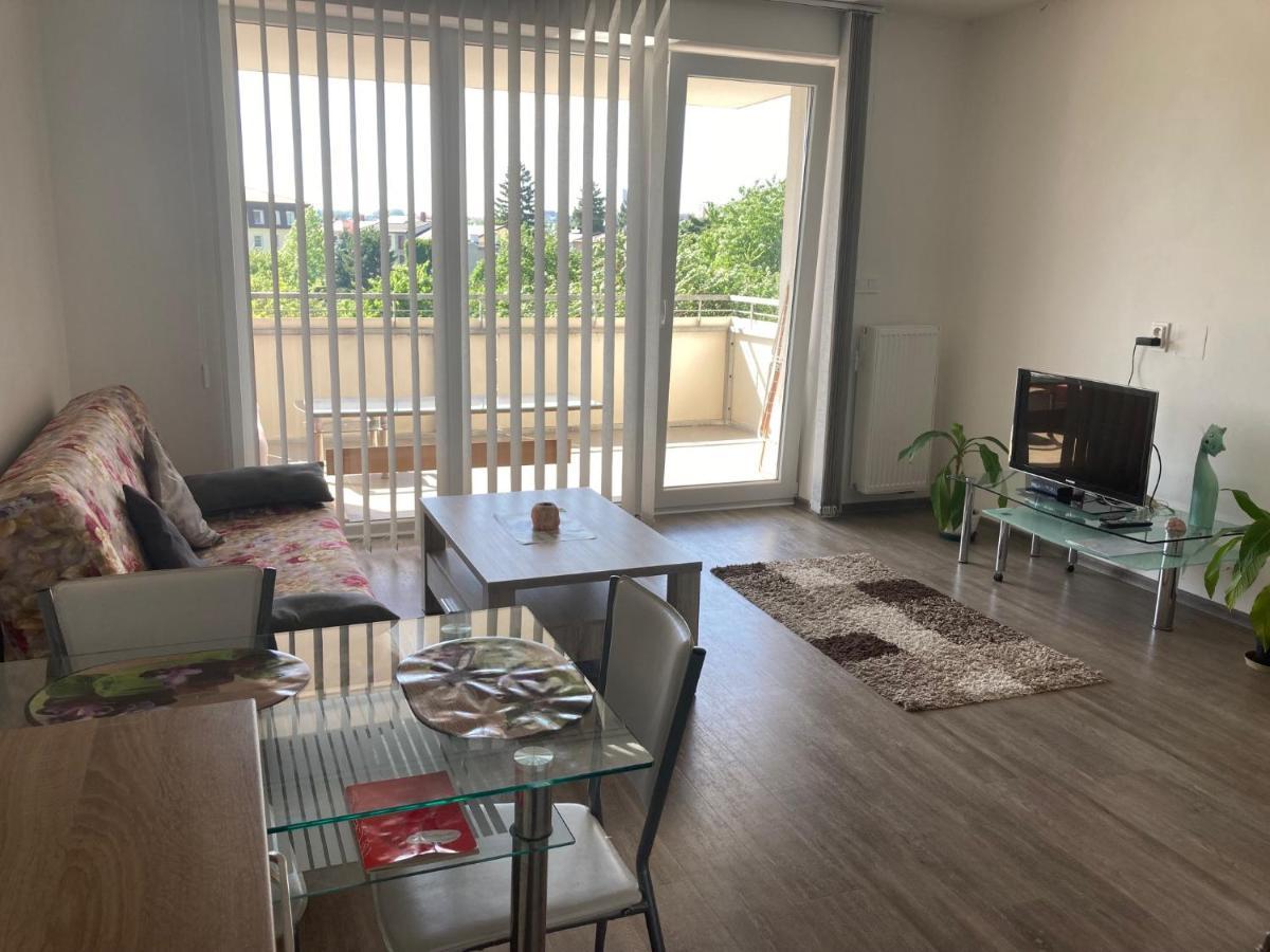 Apartman Edita - Byt S Terasou A Parkovacim Stanim, Topolova, Olomouc Daire Dış mekan fotoğraf